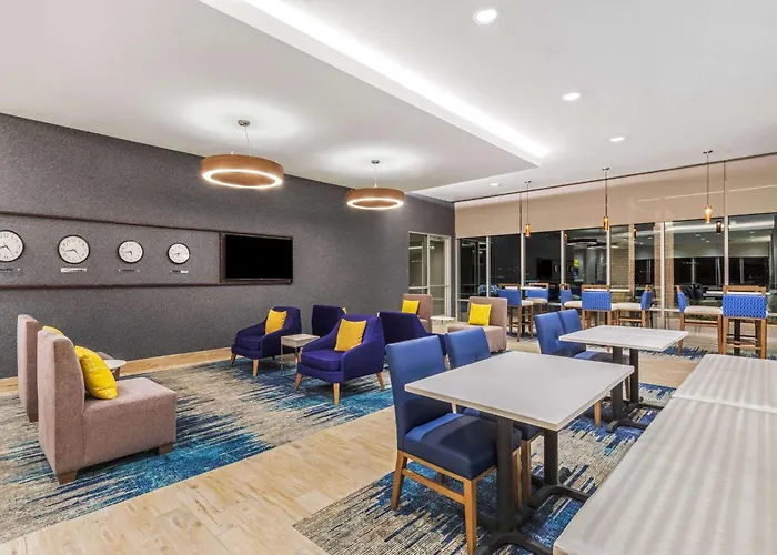 La Quinta Inn & Suites By Wyndham Kansas City Beacon Hill