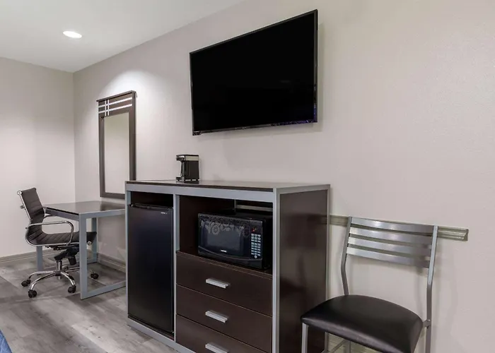 Days Inn By Wyndham Baytown Tx