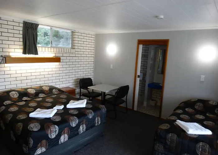 Goomeri Hotels