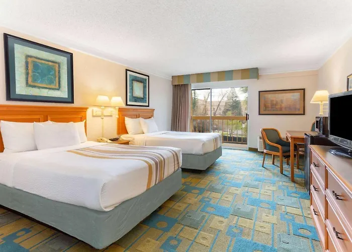 La Quinta By Wyndham Redding Hotel