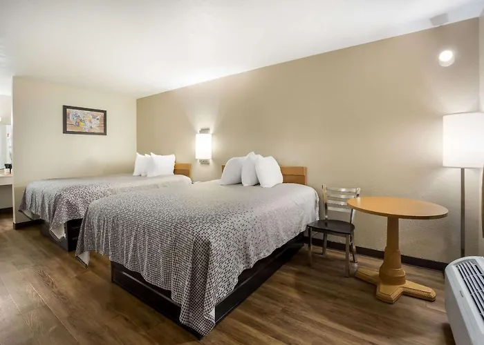 Econo Lodge Live Oak