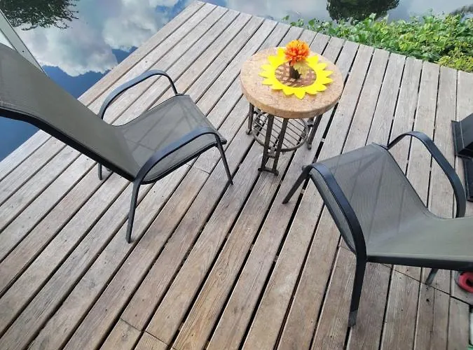 Lakeside Retreat: Private Room with Entrance Near Hard Rock Casino Davie