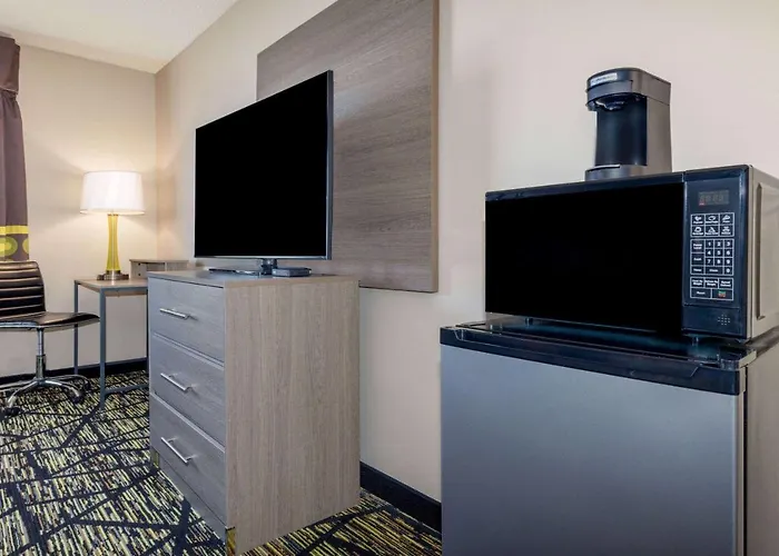 Super 8 By Wyndham Pratt Hotel