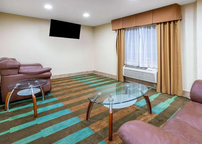 Baymont By Wyndham Beloit Hotel