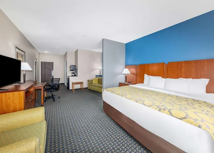 Baymont By Wyndham Pratt Hotel