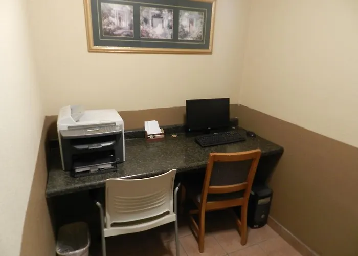 Baymont By Wyndham Dubuque Hotel