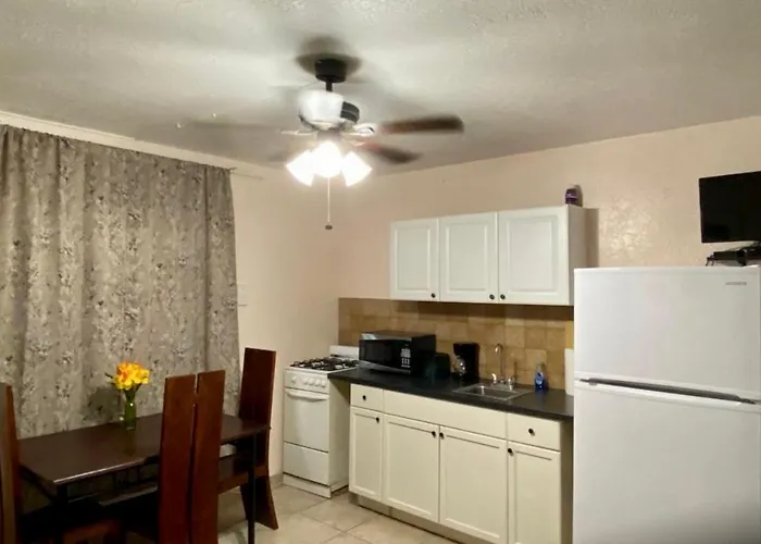 Hallandale Beach Motel With Free Parking And Full Kitchen ! No Extra Fees! Accepting Cash!