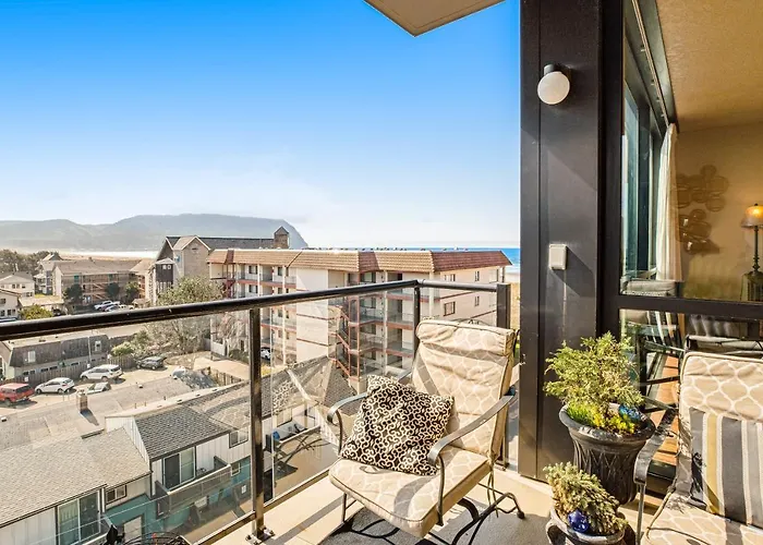 Sand & Sea: Coastal Cove Apartment Seaside