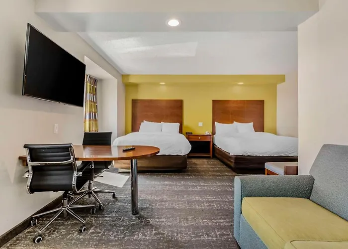 Clarion Pointe Staunton East Hotel