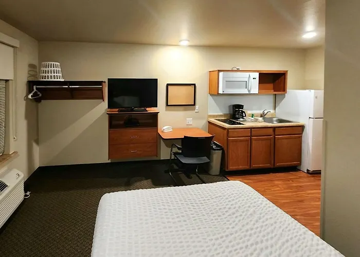 Baymont By Wyndham Dickinson Hotel