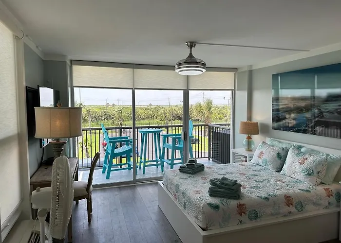 Islander East Studio With East Beach Access Galveston