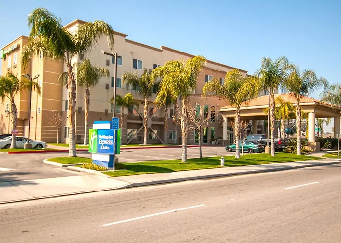 Holiday Inn Express & Suites Bakersfield Central By Ihg