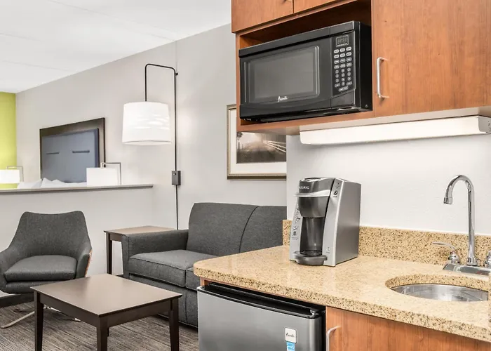 Holiday Inn Express & Suites Wilmington-Newark By Ihg