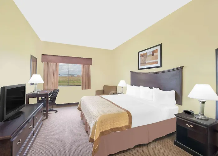 Baymont By Wyndham Snyder Hotel