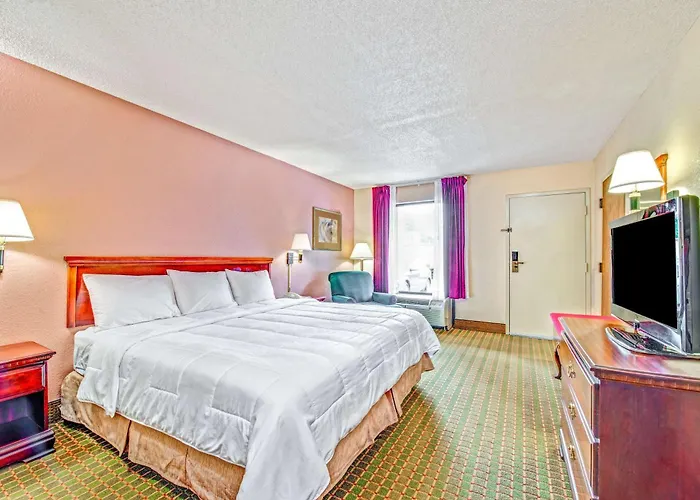 Baymont By Wyndham Mcdonough Hotel