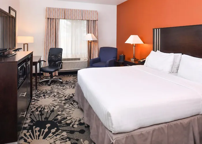 Holiday Inn Express & Suites Greenfield By Ihg