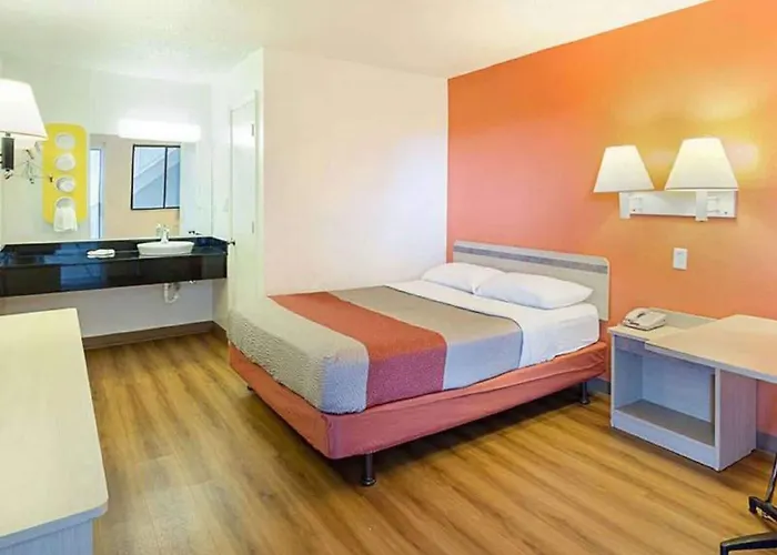 Super 6 Inn & Suites Baton Rouge