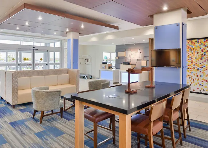 Holiday Inn Express & Suites Madison By Ihg