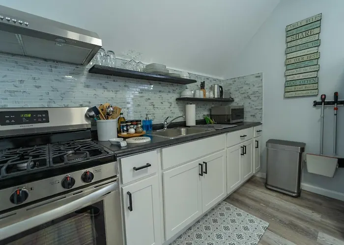 Newly 5 Star 3 Beds 1 Bath Ideal Short Term Rental Schenectady