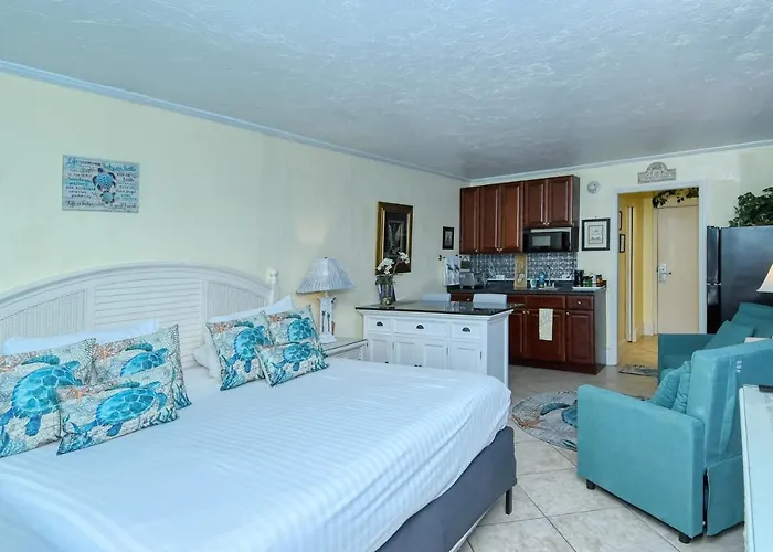 Waterfront Room, Heated Pool, Tiki Bar & Grill South Bradenton