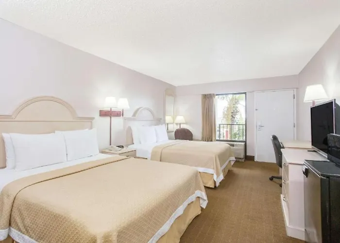 Days Inn & Suites By Wyndham Navarre - Near Beaches Hurlburt