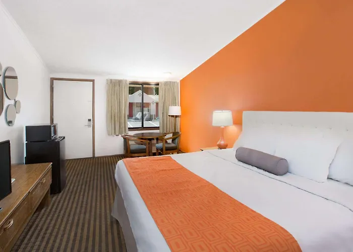 Howard Johnson By Wyndham Wilmington