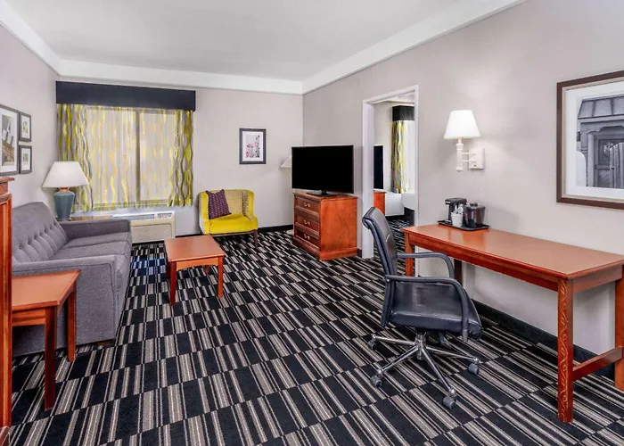 La Quinta By Wyndham Roswell Hotel