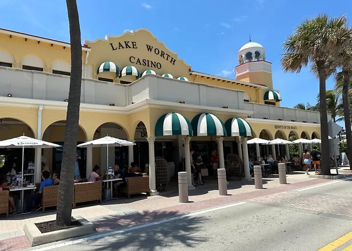 Cozy Retreat: 3-Bedroom House & Cottage with Outdoor Oasis Lake Worth Beach