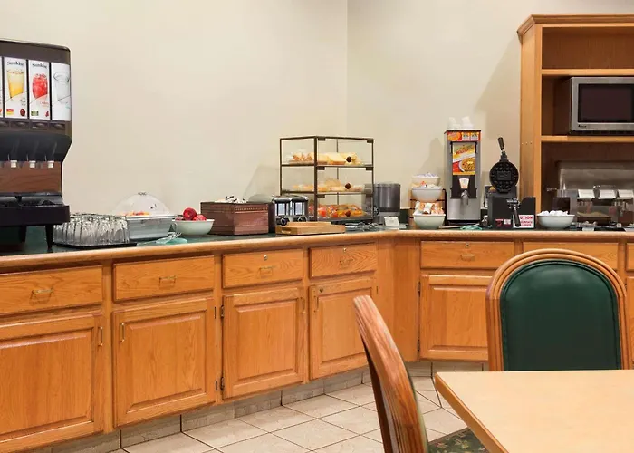 Country Inn & Suites By Radisson, Salina, Ks