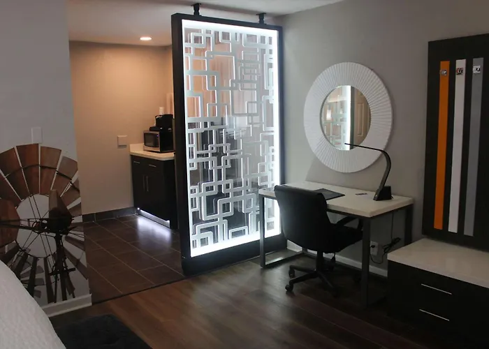 Clarion Pointe Marshall