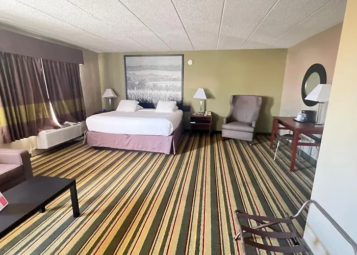 Super 8 By Wyndham Frederick Hotel