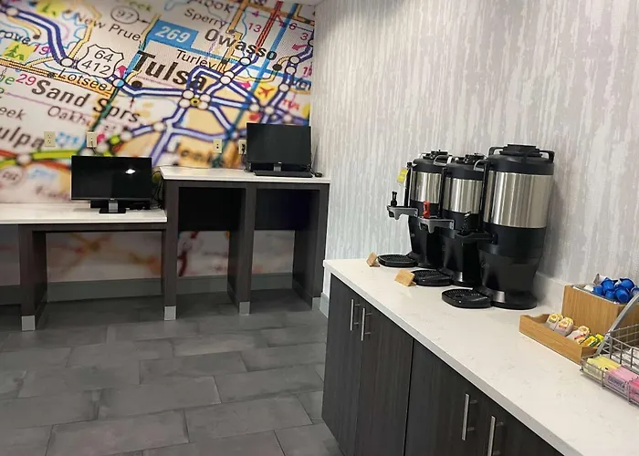 La Quinta Inn & Suites By Wyndham Tulsa Midtown