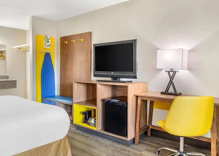 Days Inn & Suites By Wyndham Rocky Mount Golden East