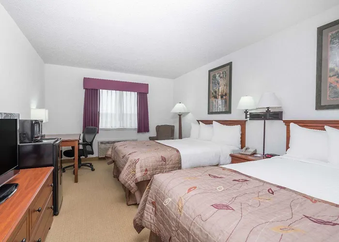 Baymont By Wyndham Marshfield Hotel