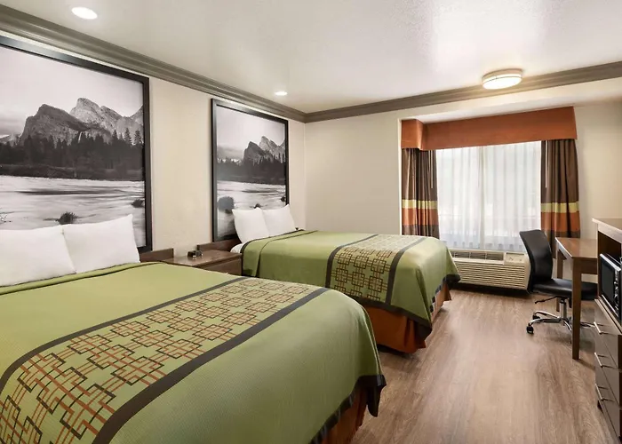 Super 8 By Wyndham Santa Clarita/Valencia Motel