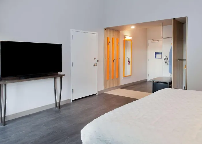 Tru By Hilton Auburn Hotel