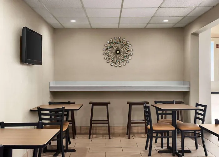 Super 8 By Wyndham Gainesville Tx