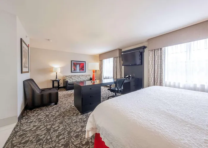 Hampton Inn & Suites Dupont