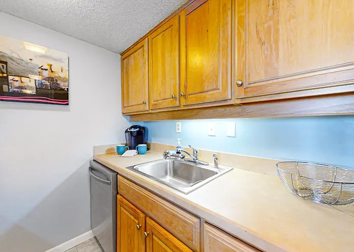 Renovated Condo With Easy Beach Access, Balcony, Pool & Spectacular Ocean Views Franklintown