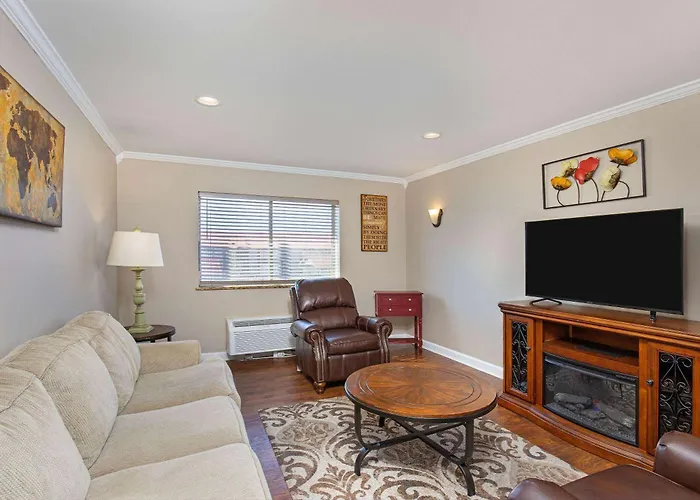 Ramada By Wyndham Bowling Green