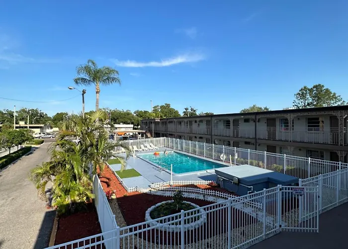 Econo Lodge St Petersburg Central