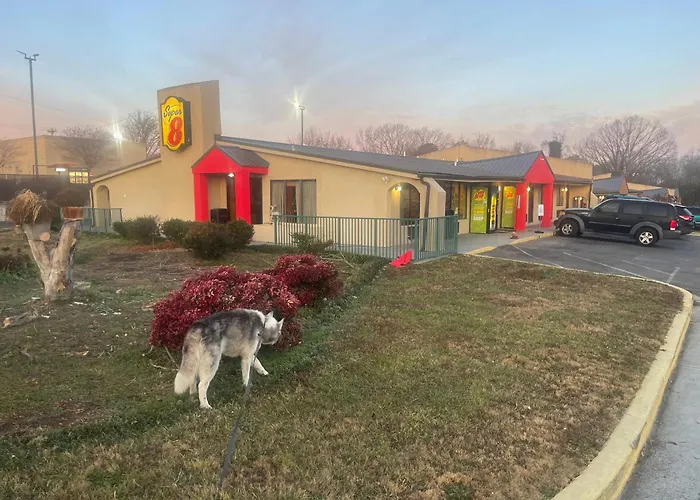 Super 8 By Wyndham Monroe Hotel