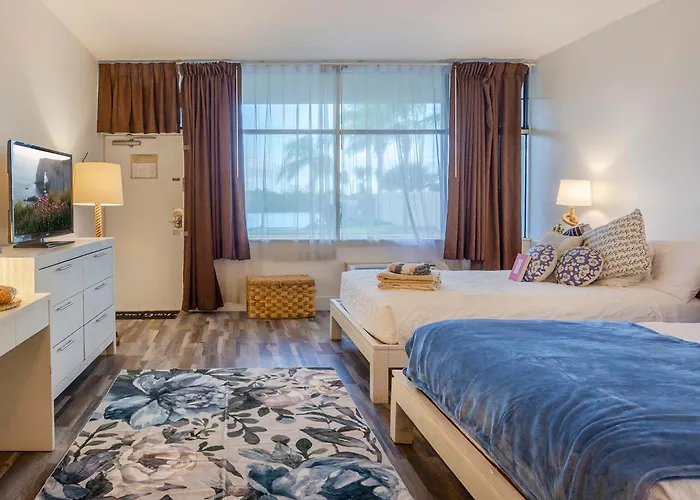 Tampa Bay, Beach Step Away, Wifi, Free Parking,Pools, Jacuzzi Ruskin