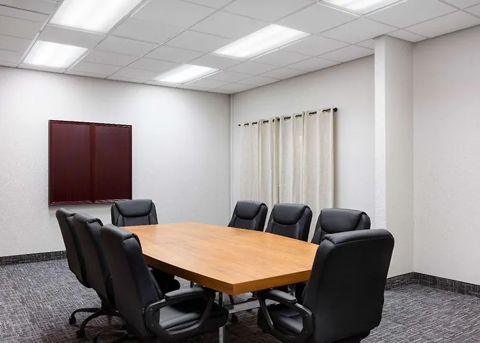 Baymont By Wyndham Shakopee Hotel