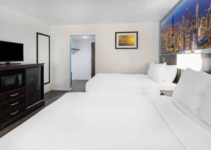 Days Inn By Wyndham Livonia Canton Detroit