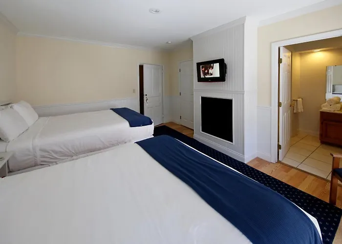 Colonial Inn Harbor Springs