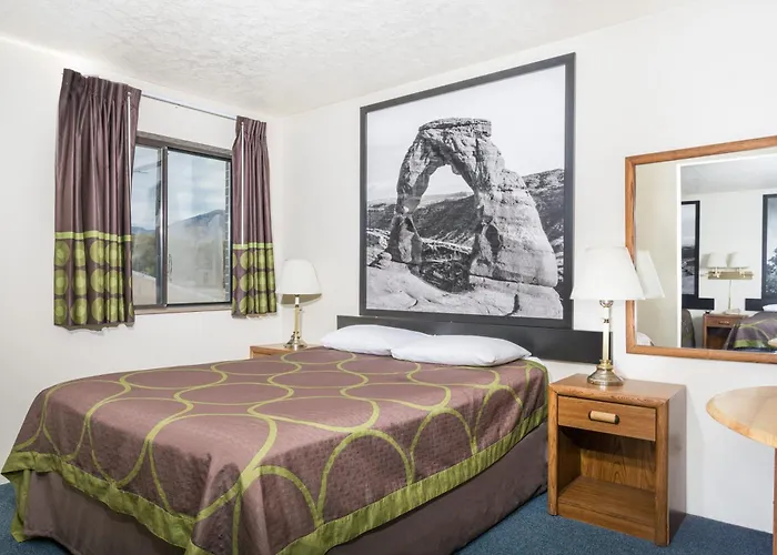 Super 8 By Wyndham Logan Hotel