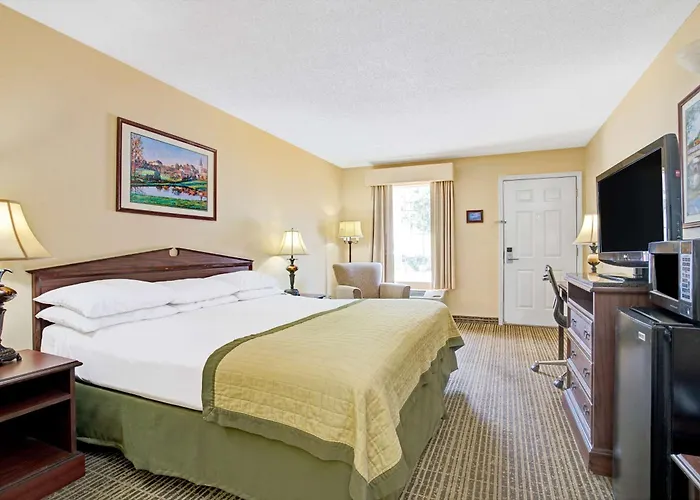 Baymont By Wyndham Smithfield Hotel