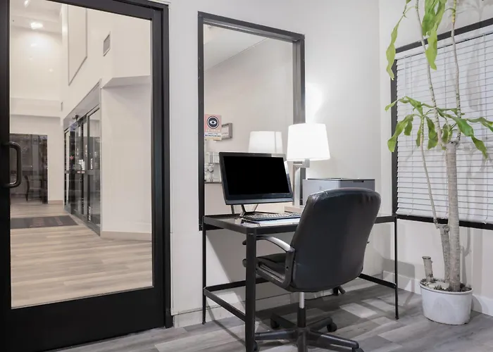 Ramada By Wyndham Bakersfield Hotel