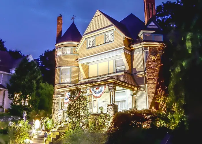 The Queen, A Victorian Bed & Breakfast Bellefonte